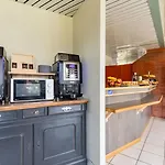 La Petite Hotel *
