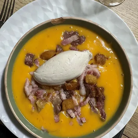 La Petite Hotel Chambretaud